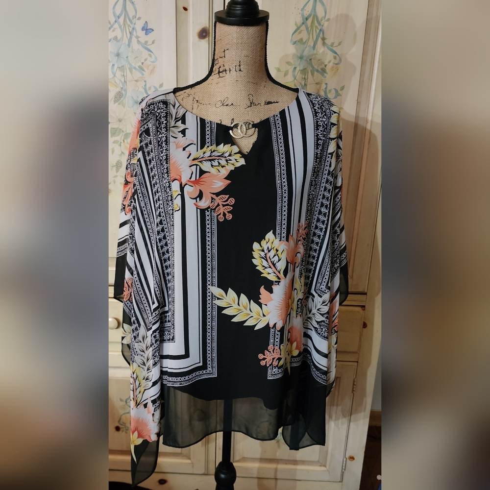 JM Collection black/white w/flower design tunic